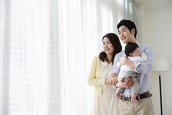 포토 JPG 라이프스타일 여자 남자 아들 가족 엄마 실내 서기 미소 웃음 사람 동양인 성인 세명 30대 부모 한국인 육아 자녀 아기 아빠 핵가족 국내포토 관계 모션 표정 인종 내부 생활 장년 파일형식