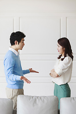 포토 JPG 라이프스타일 부부 여자 남자 거실 엄마 실내 서기 사람 동양인 손짓 성인 두명 30대 부모 소파 한국인 육아 아빠 싸움 부부싸움 잔소리 장년만 성인만 국내포토 커플 의자 가족 모션 인종 내부 생활 장년 파일형식