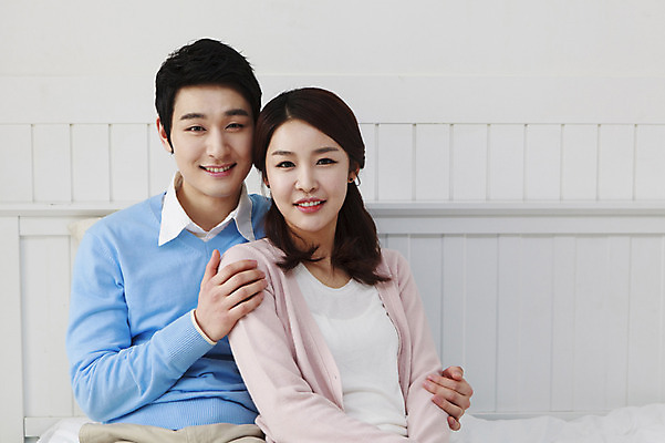 포토 JPG 라이프스타일 부부 여자 남자 엄마 실내 사람 앉기 동양인 상반신 성인 두명 30대 부모 한국인 육아 아빠 장년만 성인만 국내포토 커플 가족 모션 인종 내부 생활 장년 파일형식