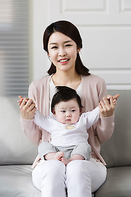 포토 JPG 라이프스타일 여자 아들 거실 가족 엄마 실내 사람 앉기 동양인 성인 두명 30대 부모 소파 한국인 육아 자녀 아기 핵가족 싱글맘 국내포토 모자관계 의자 관계 모션 인종 내부 생활 장년 파일형식