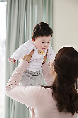 포토 JPG 라이프스타일 여자 아들 거실 가족 엄마 실내 사람 동양인 성인 두명 30대 부모 한국인 육아 자녀 아기 핵가족 싱글맘 국내포토 모자관계 관계 인종 내부 생활 장년 파일형식