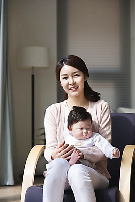 포토 JPG 라이프스타일 여자 아들 거실 의자 가족 엄마 실내 미소 웃음 사람 앉기 동양인 성인 두명 30대 부모 한국인 육아 자녀 아기 핵가족 싱글맘 국내포토 모자관계 가구 관계 모션 표정 인종 내부 생활 장년 파일형식