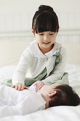 포토 JPG 라이프스타일 여자 딸 아들 가족 실내 남매 미소 웃음 사람 앉기 동양인 두명 침실 한국인 육아 자녀 침대 아기 핵가족 동생 남동생 누나 아기만 국내포토 가구 관계 모션 표정 인종 내부 생활 파일형식