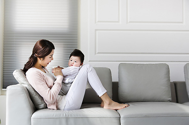 포토 JPG 전신 라이프스타일 여자 아들 거실 가족 엄마 실내 미소 웃음 사람 앉기 동양인 성인 두명 30대 부모 소파 한국인 육아 자녀 아기 핵가족 싱글맘 국내포토 모자관계 의자 관계 모션 표정 인종 내부 생활 장년 파일형식