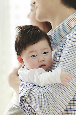 포토 JPG 라이프스타일 남자 아들 가족 실내 사람 동양인 성인 두명 30대 부모 한국인 육아 자녀 아기 아빠 핵가족 부자지간 남자만 국내포토 관계 인종 내부 생활 장년 파일형식