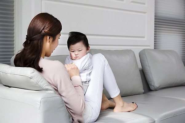 포토 JPG 전신 라이프스타일 여자 아들 거실 가족 엄마 실내 미소 웃음 사람 앉기 동양인 성인 두명 30대 부모 소파 한국인 육아 자녀 아기 핵가족 싱글맘 국내포토 모자관계 의자 관계 모션 표정 인종 내부 생활 장년 파일형식