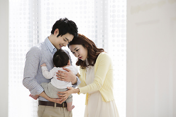 포토 JPG 라이프스타일 여자 남자 아들 가족 엄마 실내 서기 미소 웃음 사람 동양인 성인 세명 30대 부모 한국인 육아 자녀 아기 아빠 핵가족 국내포토 관계 모션 표정 인종 내부 생활 장년 파일형식