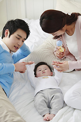 포토 JPG 라이프스타일 여자 남자 아들 가족 엄마 실내 미소 웃음 사람 동양인 성인 세명 30대 부모 눕기 장난감 침실 한국인 육아 자녀 침대 아기 아빠 핵가족 딸랑이 국내포토 가구 관계 모션 표정 인종 내부 생활 장년 아기용품 파일형식