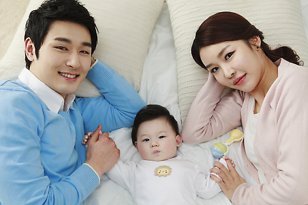 포토 JPG 라이프스타일 여자 남자 아들 가족 엄마 실내 미소 웃음 사람 동양인 상반신 성인 세명 30대 부모 눕기 장난감 침실 한국인 육아 자녀 침대 아기 아빠 핵가족 딸랑이 국내포토 가구 관계 모션 표정 인종 내부 생활 장년 아기용품 파일형식