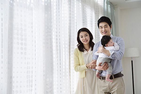 포토 JPG 라이프스타일 여자 남자 아들 가족 엄마 실내 서기 미소 웃음 사람 동양인 성인 세명 30대 부모 한국인 육아 자녀 아기 아빠 핵가족 국내포토 관계 모션 표정 인종 내부 생활 장년 파일형식