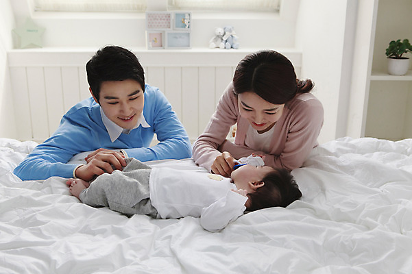 포토 JPG 라이프스타일 여자 남자 아들 가족 엄마 실내 미소 웃음 사람 앉기 동양인 성인 세명 30대 부모 침실 한국인 육아 자녀 침대 아기 아빠 핵가족 국내포토 가구 관계 모션 표정 인종 내부 생활 장년 파일형식