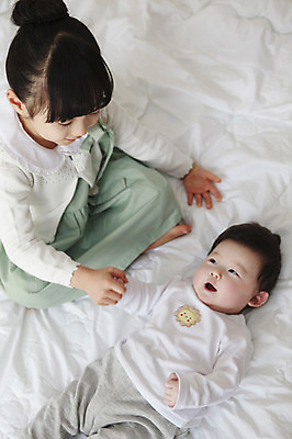 포토 JPG 라이프스타일 여자 딸 아들 가족 실내 남매 미소 웃음 사람 동양인 두명 침실 한국인 육아 자녀 침대 아기 핵가족 동생 남동생 누나 아기만 국내포토 가구 관계 표정 인종 내부 생활 파일형식