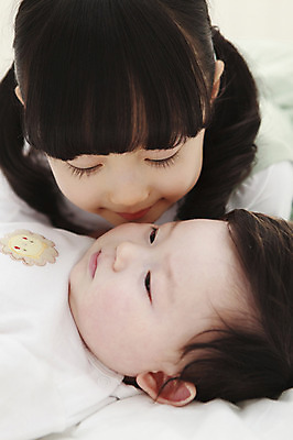 포토 JPG 라이프스타일 여자 딸 아들 가족 실내 남매 미소 웃음 사람 동양인 두명 침실 한국인 육아 자녀 침대 아기 핵가족 동생 남동생 누나 아기만 국내포토 가구 관계 표정 인종 내부 생활 파일형식