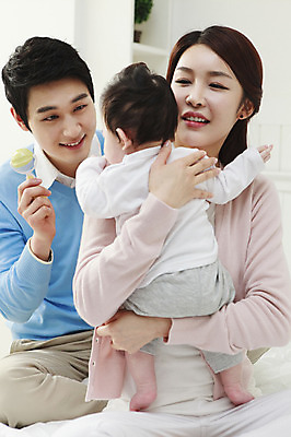 포토 JPG 라이프스타일 여자 남자 아들 가족 엄마 실내 미소 웃음 사람 앉기 동양인 성인 세명 30대 부모 장난감 한국인 육아 자녀 아기 아빠 핵가족 딸랑이 국내포토 관계 모션 표정 인종 내부 생활 장년 아기용품 파일형식