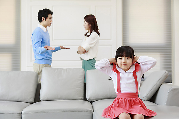 포토 JPG 라이프스타일 여자 남자 딸 어린이 거실 가족 엄마 실내 사람 동양인 손짓 소녀 성인 세명 30대 부모 소파 한국인 육아 자녀 아빠 핵가족 싸움 부부싸움 잔소리 국내포토 부부 의자 관계 모션 인종 내부 생활 장년 파일형식