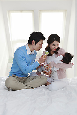 포토 JPG 전신 라이프스타일 여자 남자 아들 가족 엄마 실내 미소 웃음 사람 앉기 동양인 성인 세명 30대 부모 장난감 침실 한국인 육아 자녀 침대 아기 아빠 핵가족 딸랑이 국내포토 가구 관계 모션 표정 인종 내부 생활 장년 아기용품 파일형식