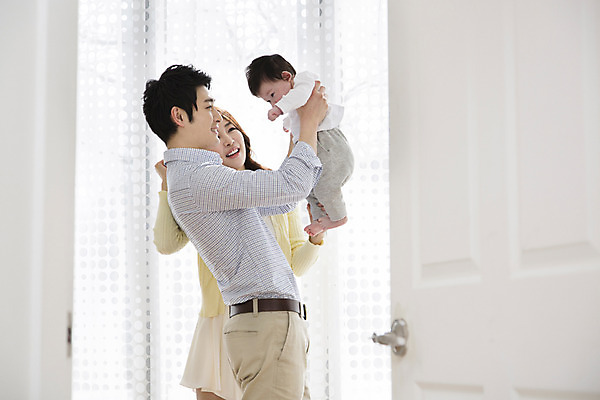 포토 JPG 라이프스타일 여자 남자 아들 가족 엄마 실내 서기 미소 웃음 사람 동양인 성인 세명 30대 부모 한국인 육아 자녀 아기 아빠 핵가족 국내포토 관계 모션 표정 인종 내부 생활 장년 파일형식