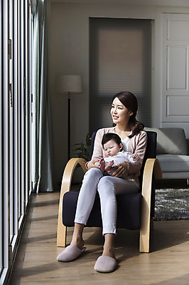 포토 JPG 전신 라이프스타일 여자 아들 거실 의자 가족 엄마 실내 미소 웃음 사람 앉기 동양인 성인 두명 30대 부모 한국인 육아 자녀 아기 핵가족 싱글맘 국내포토 모자관계 가구 관계 모션 표정 인종 내부 생활 장년 파일형식