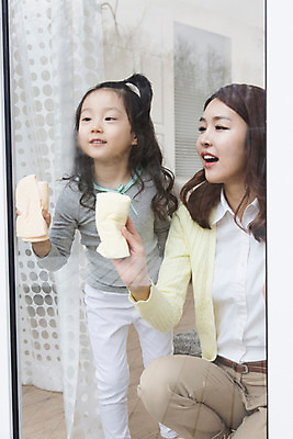 포토 JPG 라이프스타일 여자 딸 어린이 가사 창문 가족 모녀 엄마 실내 미소 웃음 사람 동양인 소녀 성인 두명 30대 부모 한국인 자녀 도움 청소 핵가족 걸레 닦기 걸레질 유리창닦기 유리창청소 창문닦기 여자만 국내포토 컨셉 관계 모션 표정 인종 내부 생활 장년 청소도구 파일형식
