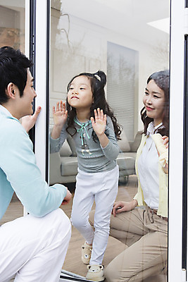 포토 JPG 라이프스타일 여자 남자 딸 어린이 가사 창문 가족 엄마 실내 미소 웃음 사람 동양인 소녀 성인 세명 30대 부모 한국인 자녀 도움 아빠 청소 핵가족 걸레 닦기 걸레질 유리창닦기 유리창청소 창문닦기 국내포토 컨셉 관계 모션 표정 인종 내부 생활 장년 청소도구 파일형식