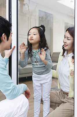 포토 JPG 라이프스타일 여자 남자 딸 어린이 가사 창문 가족 엄마 실내 미소 웃음 사람 동양인 소녀 성인 세명 30대 부모 한국인 자녀 도움 아빠 청소 핵가족 걸레 닦기 걸레질 유리창닦기 유리창청소 창문닦기 국내포토 컨셉 관계 모션 표정 인종 내부 생활 장년 청소도구 파일형식