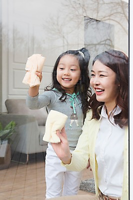포토 JPG 라이프스타일 여자 딸 어린이 가사 창문 가족 모녀 엄마 실내 미소 웃음 사람 동양인 소녀 성인 두명 30대 부모 한국인 자녀 도움 청소 핵가족 걸레 닦기 걸레질 유리창닦기 유리창청소 창문닦기 여자만 국내포토 컨셉 관계 모션 표정 인종 내부 생활 장년 청소도구 파일형식