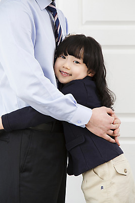 포토 JPG 라이프스타일 여자 남자 딸 어린이 비즈니스 가족 안기 포옹 실내 서기 미소 웃음 사람 동양인 소녀 성인 두명 30대 부모 한국인 자녀 직장인 비즈니스맨 아빠 핵가족 출근 출근준비 부녀 국내포토 직업 관계 모션 표정 인종 내부 생활 장년 출퇴근 파일형식