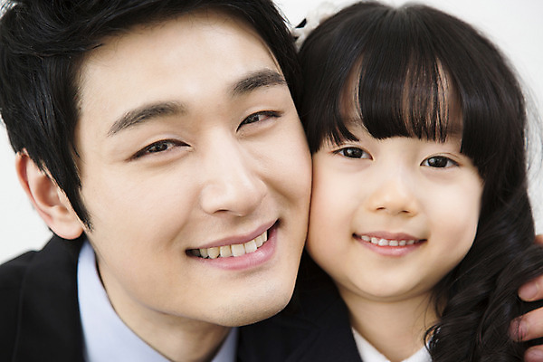 포토 JPG 라이프스타일 여자 남자 딸 어린이 비즈니스 가족 실내 미소 웃음 사람 동양인 소녀 상반신 성인 두명 30대 부모 한국인 자녀 직장인 비즈니스맨 아빠 핵가족 출근 출근준비 부녀 국내포토 직업 관계 표정 인종 내부 생활 장년 출퇴근 파일형식