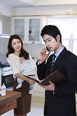 포토 JPG 라이프스타일 여자 남자 아들 비즈니스 가족 엄마 실내 서기 사람 동양인 성인 세명 30대 부모 주방 한국인 자녀 아기 직장인 비즈니스맨 비즈니스우먼 아빠 핵가족 출근 출근준비 통화 국내포토 직업 관계 모션 인종 내부 생활 장년 출퇴근 파일형식