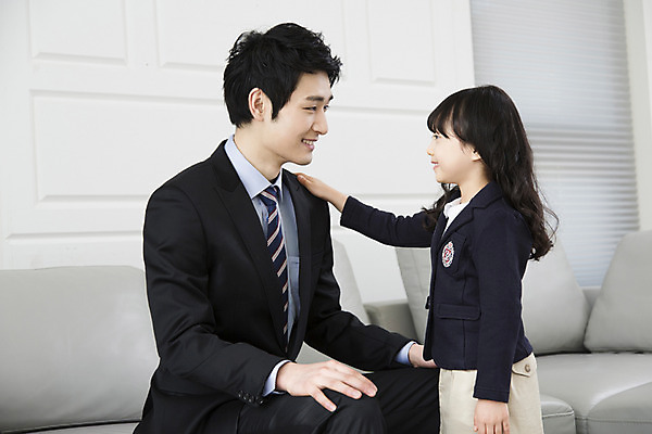 포토 JPG 라이프스타일 여자 남자 딸 어린이 거실 비즈니스 가족 실내 미소 웃음 사람 동양인 소녀 성인 두명 30대 부모 소파 한국인 자녀 직장인 비즈니스맨 아빠 핵가족 출근 출근준비 부녀 국내포토 직업 의자 관계 표정 인종 내부 생활 장년 출퇴근 파일형식