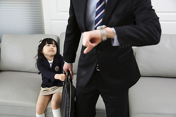 포토 JPG 라이프스타일 여자 남자 딸 어린이 거실 비즈니스 가족 실내 사람 동양인 소녀 성인 두명 30대 부모 소파 한국인 자녀 잡기 직장인 비즈니스맨 아빠 핵가족 출근 출근준비 부녀 국내포토 직업 의자 관계 모션 인종 내부 생활 장년 출퇴근 파일형식