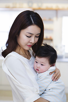 포토 JPG 라이프스타일 여자 아들 비즈니스 가족 엄마 실내 서기 사람 동양인 성인 두명 30대 부모 한국인 자녀 아기 직장인 비즈니스우먼 핵가족 출근 출근준비 국내포토 모자관계 직업 관계 모션 인종 내부 생활 장년 출퇴근 파일형식