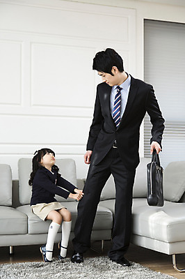 포토 JPG 전신 라이프스타일 여자 남자 딸 어린이 거실 비즈니스 가족 실내 사람 동양인 소녀 성인 두명 30대 부모 소파 한국인 자녀 잡기 직장인 비즈니스맨 아빠 핵가족 출근 출근준비 부녀 국내포토 직업 의자 관계 모션 인종 내부 생활 장년 출퇴근 파일형식