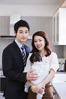 포토 JPG 라이프스타일 여자 남자 아들 비즈니스 가족 엄마 실내 서기 미소 웃음 사람 동양인 성인 세명 30대 부모 주방 한국인 자녀 아기 직장인 비즈니스맨 비즈니스우먼 아빠 핵가족 출근 출근준비 국내포토 직업 관계 모션 표정 인종 내부 생활 장년 출퇴근 파일형식