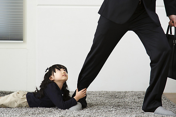 포토 JPG 라이프스타일 여자 남자 딸 어린이 거실 비즈니스 가족 실내 사람 동양인 소녀 성인 두명 30대 부모 소파 한국인 자녀 잡기 직장인 비즈니스맨 아빠 핵가족 출근 출근준비 부녀 국내포토 직업 의자 관계 모션 인종 내부 생활 장년 출퇴근 파일형식