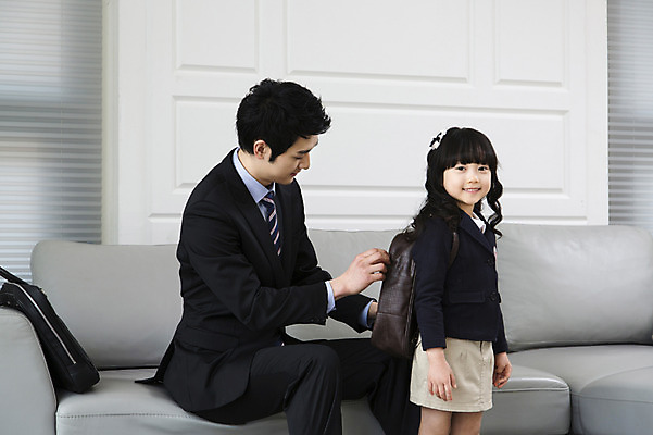 포토 JPG 라이프스타일 여자 남자 딸 어린이 거실 가방 비즈니스 가족 책가방 실내 미소 웃음 사람 동양인 소녀 성인 두명 30대 부모 소파 한국인 자녀 직장인 비즈니스맨 아빠 핵가족 입학 출근 등교 출근준비 매기 부녀 국내포토 직업 잡화 교육 의자 관계 모션 표정 인종 내부 생활 장년 출퇴근 등하교 파일형식