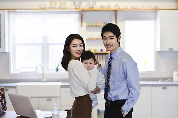 포토 JPG 라이프스타일 여자 남자 아들 비즈니스 가족 엄마 실내 서기 미소 웃음 사람 동양인 성인 세명 30대 노트북 컴퓨터 부모 주방 한국인 자녀 아기 직장인 비즈니스맨 비즈니스우먼 아빠 핵가족 출근 출근준비 국내포토 직업 관계 모션 표정 인종 내부 생활 장년 전자제품 출퇴근 파일형식