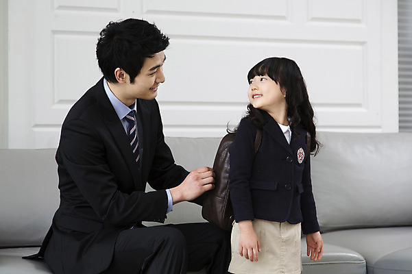 포토 JPG 라이프스타일 여자 남자 딸 어린이 거실 가방 비즈니스 가족 책가방 실내 미소 웃음 사람 동양인 소녀 성인 두명 30대 부모 소파 한국인 자녀 직장인 비즈니스맨 아빠 핵가족 입학 출근 등교 출근준비 매기 부녀 국내포토 직업 잡화 교육 의자 관계 모션 표정 인종 내부 생활 장년 출퇴근 등하교 파일형식