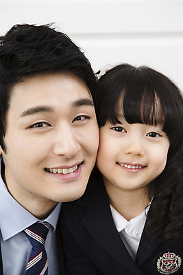 포토 JPG 라이프스타일 여자 남자 딸 어린이 비즈니스 가족 실내 미소 웃음 사람 동양인 소녀 상반신 성인 두명 30대 부모 한국인 자녀 직장인 비즈니스맨 아빠 핵가족 출근 출근준비 부녀 국내포토 직업 관계 표정 인종 내부 생활 장년 출퇴근 파일형식