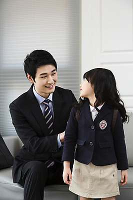 포토 JPG 라이프스타일 여자 남자 딸 어린이 거실 가방 비즈니스 가족 책가방 실내 미소 웃음 사람 동양인 소녀 성인 두명 30대 부모 소파 한국인 자녀 직장인 비즈니스맨 아빠 핵가족 입학 출근 등교 출근준비 매기 부녀 국내포토 직업 잡화 교육 의자 관계 모션 표정 인종 내부 생활 장년 출퇴근 등하교 파일형식