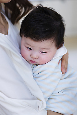 포토 JPG 라이프스타일 여자 아들 비즈니스 가족 엄마 실내 사람 동양인 성인 두명 30대 부모 한국인 자녀 아기 직장인 비즈니스우먼 핵가족 출근 출근준비 국내포토 모자관계 직업 관계 인종 내부 생활 장년 출퇴근 파일형식