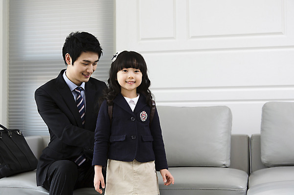 포토 JPG 라이프스타일 여자 남자 딸 어린이 거실 가방 비즈니스 가족 책가방 실내 미소 웃음 사람 동양인 소녀 성인 두명 30대 부모 소파 한국인 자녀 직장인 비즈니스맨 아빠 핵가족 입학 출근 등교 출근준비 매기 부녀 국내포토 직업 잡화 교육 의자 관계 모션 표정 인종 내부 생활 장년 출퇴근 등하교 파일형식