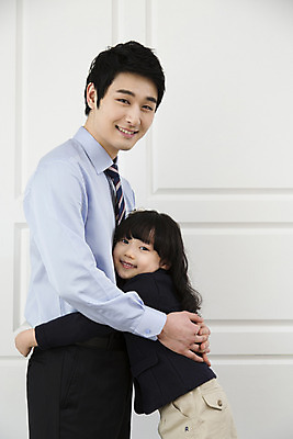 포토 JPG 라이프스타일 여자 남자 딸 어린이 비즈니스 가족 안기 포옹 실내 서기 미소 웃음 사람 동양인 소녀 성인 두명 30대 부모 한국인 자녀 직장인 비즈니스맨 아빠 핵가족 출근 출근준비 부녀 국내포토 직업 관계 모션 표정 인종 내부 생활 장년 출퇴근 파일형식