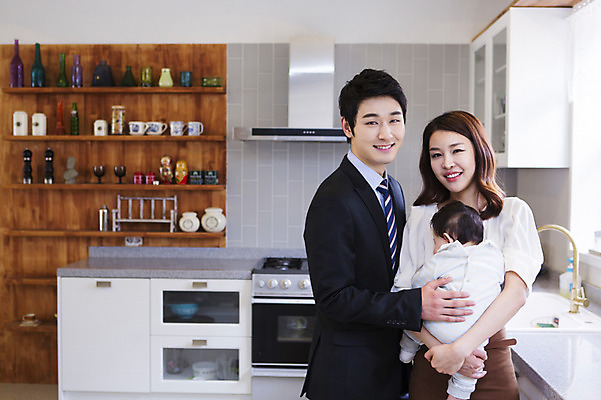 포토 JPG 라이프스타일 여자 남자 아들 비즈니스 가족 엄마 실내 서기 미소 웃음 사람 동양인 성인 세명 30대 부모 주방 한국인 자녀 아기 직장인 비즈니스맨 비즈니스우먼 아빠 핵가족 출근 출근준비 국내포토 직업 관계 모션 표정 인종 내부 생활 장년 출퇴근 파일형식