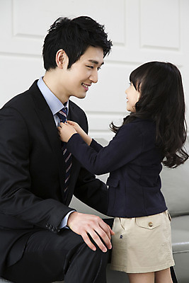 포토 JPG 라이프스타일 여자 남자 딸 어린이 거실 비즈니스 가족 실내 미소 웃음 사람 동양인 소녀 성인 두명 30대 부모 소파 한국인 자녀 직장인 비즈니스맨 아빠 핵가족 출근 출근준비 부녀 국내포토 직업 의자 관계 표정 인종 내부 생활 장년 출퇴근 파일형식