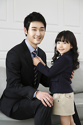 포토 JPG 라이프스타일 여자 남자 딸 어린이 거실 비즈니스 가족 실내 미소 웃음 사람 동양인 소녀 성인 두명 30대 부모 소파 한국인 자녀 직장인 비즈니스맨 아빠 핵가족 출근 출근준비 부녀 국내포토 직업 의자 관계 표정 인종 내부 생활 장년 출퇴근 파일형식