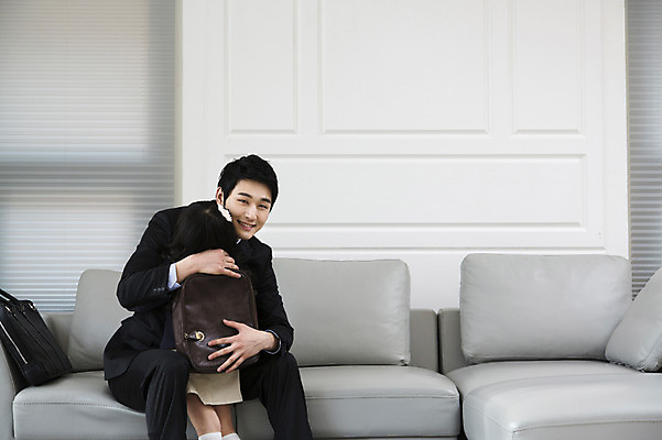 포토 JPG 라이프스타일 여자 남자 딸 어린이 거실 비즈니스 가족 안기 포옹 실내 미소 웃음 사람 동양인 소녀 성인 두명 30대 부모 소파 한국인 자녀 직장인 비즈니스맨 아빠 핵가족 출근 출근준비 부녀 국내포토 직업 의자 관계 모션 표정 인종 내부 생활 장년 출퇴근 파일형식