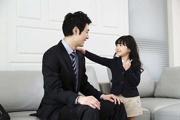 포토 JPG 라이프스타일 여자 남자 딸 어린이 거실 비즈니스 가족 실내 미소 웃음 사람 동양인 소녀 성인 두명 30대 부모 소파 한국인 자녀 직장인 비즈니스맨 아빠 핵가족 출근 출근준비 부녀 국내포토 직업 의자 관계 표정 인종 내부 생활 장년 출퇴근 파일형식