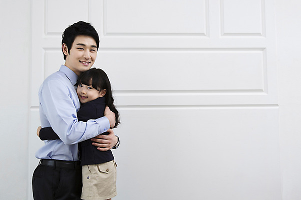 포토 JPG 라이프스타일 여자 남자 딸 어린이 비즈니스 가족 안기 포옹 실내 서기 미소 웃음 사람 동양인 소녀 성인 두명 30대 부모 한국인 자녀 직장인 비즈니스맨 아빠 핵가족 출근 출근준비 부녀 국내포토 직업 관계 모션 표정 인종 내부 생활 장년 출퇴근 파일형식