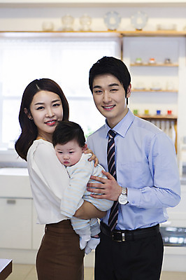 포토 JPG 라이프스타일 여자 남자 아들 비즈니스 가족 엄마 실내 서기 미소 웃음 사람 동양인 성인 세명 30대 부모 주방 한국인 자녀 아기 직장인 비즈니스맨 비즈니스우먼 아빠 핵가족 출근 출근준비 국내포토 직업 관계 모션 표정 인종 내부 생활 장년 출퇴근 파일형식